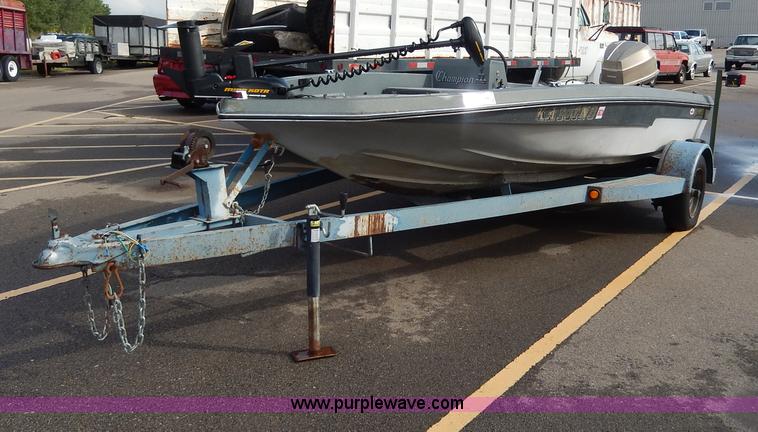 image for item I4299 1976 Champion 17' fiberglass boat