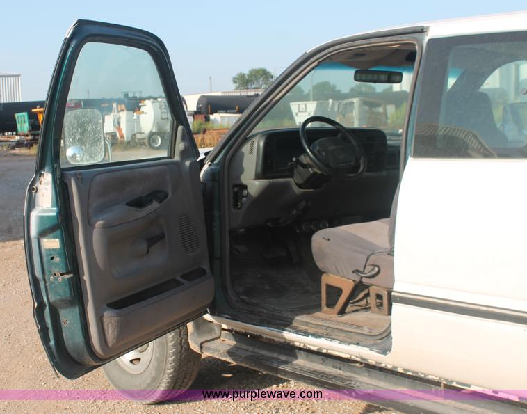 image for item I8094 1995 Dodge Ram 2500 ST Club Cab flatbed truck