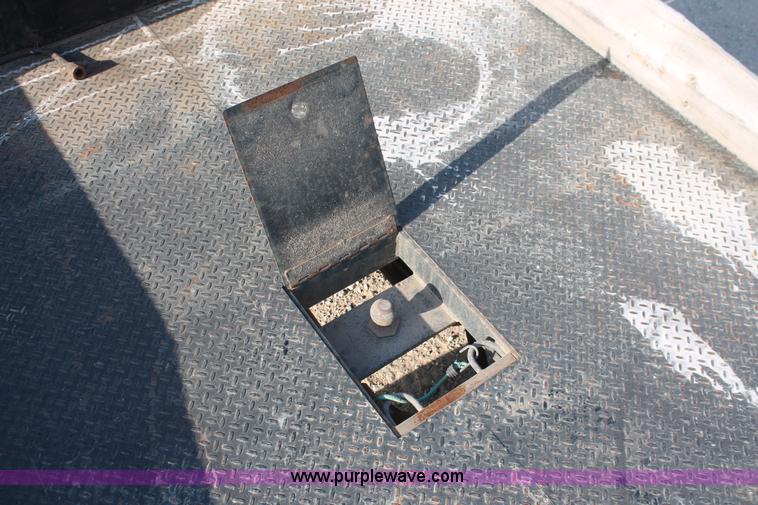 image for item I8094 1995 Dodge Ram 2500 ST Club Cab flatbed truck