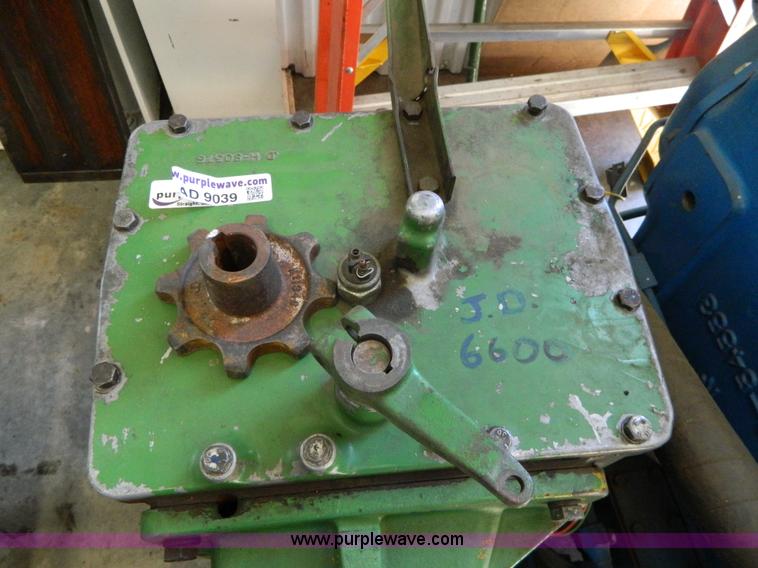 image for item AD9039 Ford/Versitile V946 transmission