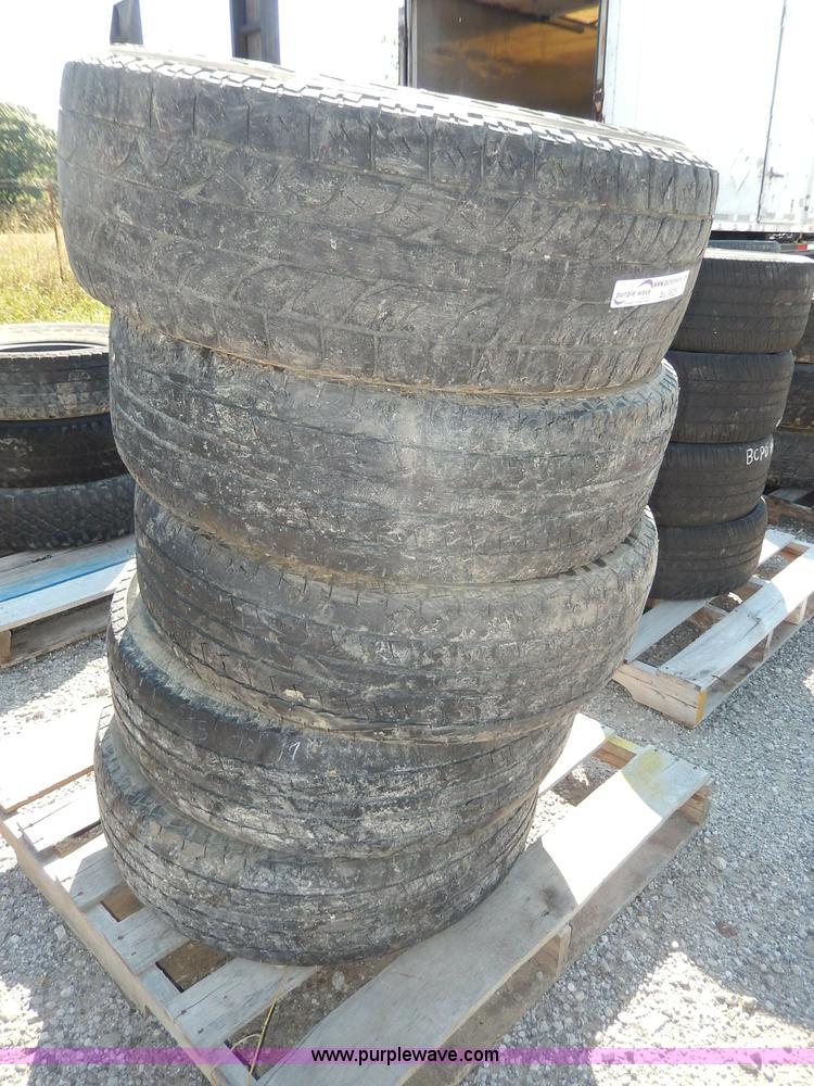 image for item AV9526 (5) used 265/70R17 tires