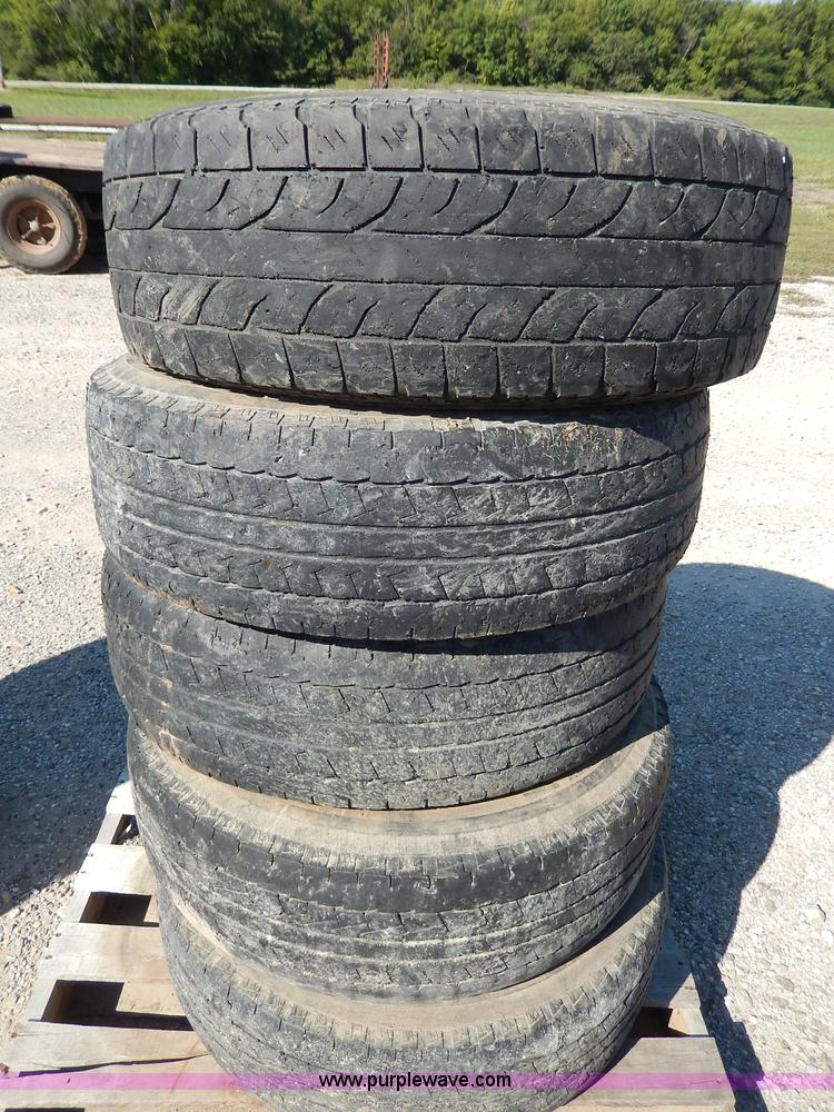 image for item AV9526 (5) used 265/70R17 tires