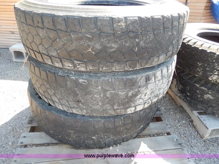 image for item AV9527 (3) used 11R22.5 tires