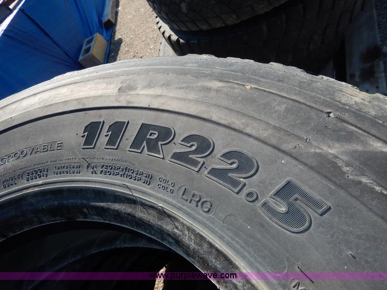 image for item AV9529 (4) used 11R22.5 tires