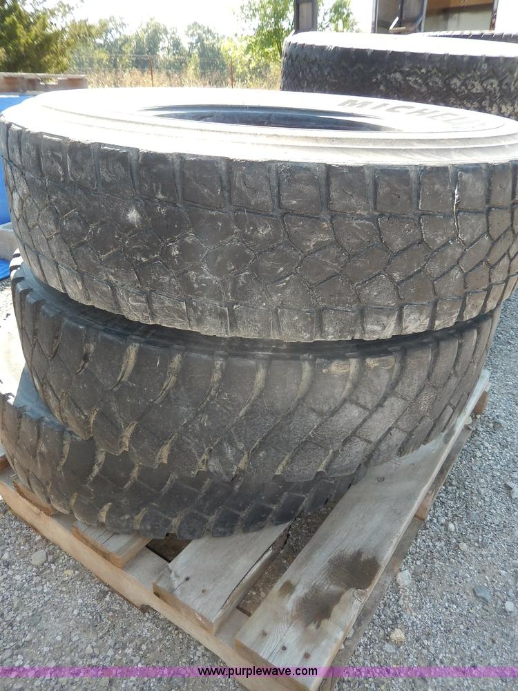 image for item AV9530 (3) used 11R22.5 tires
