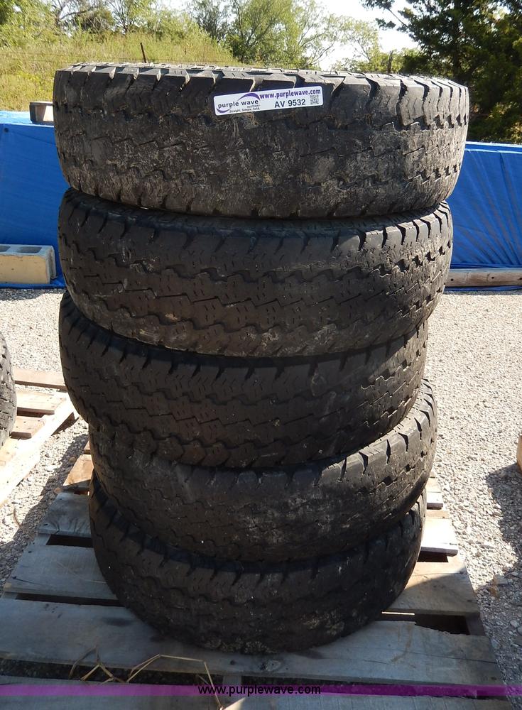 image for item AV9532 (5) used 245/75R17 tires