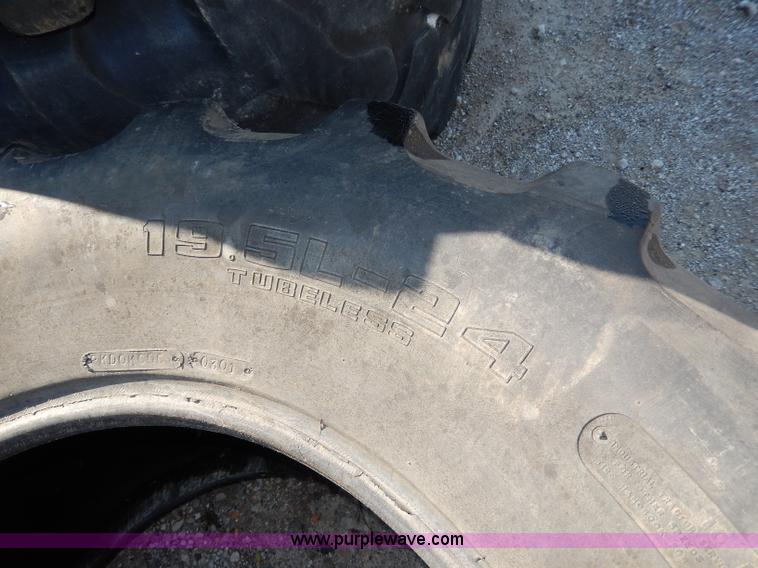 image for item AV9540 (5) used 19.5-24 tires