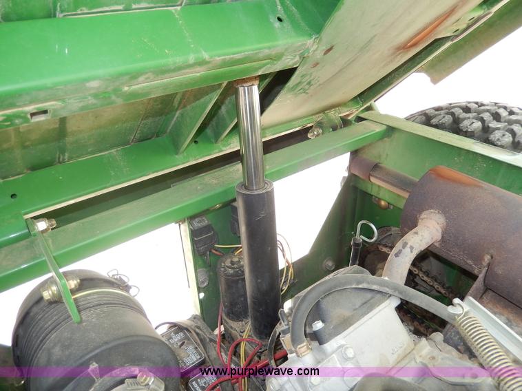 image for item AW9580 2000 John Deere Gator