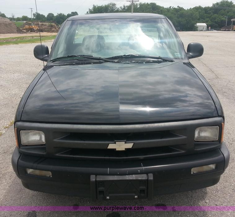 image for item C1343 1997 Chevrolet S10 LS pickup truck