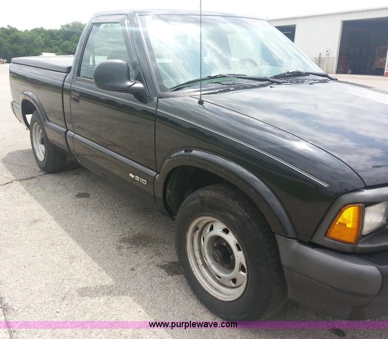 image for item C1343 1997 Chevrolet S10 LS pickup truck