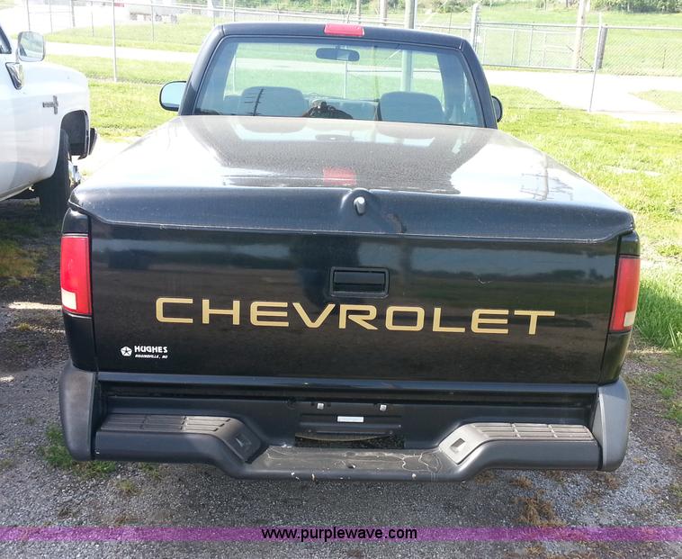 image for item C1343 1997 Chevrolet S10 LS pickup truck
