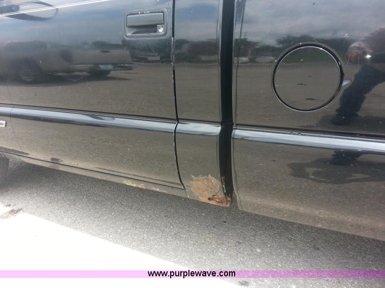 image for item C1343 1997 Chevrolet S10 LS pickup truck