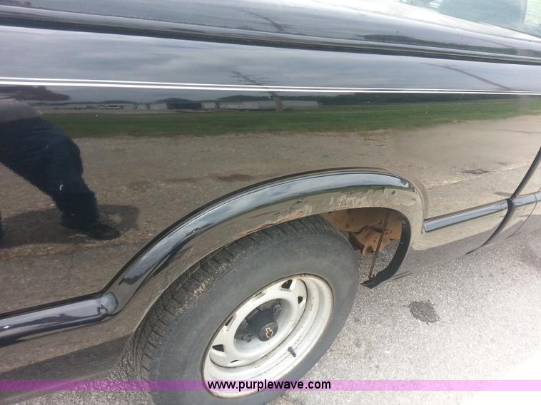 image for item C1343 1997 Chevrolet S10 LS pickup truck