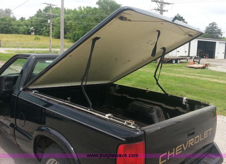 image for item C1343 1997 Chevrolet S10 LS pickup truck