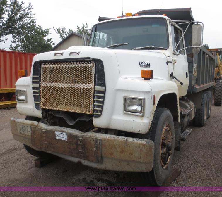 image for item F6663 1994 Ford LT8000 dump truck
