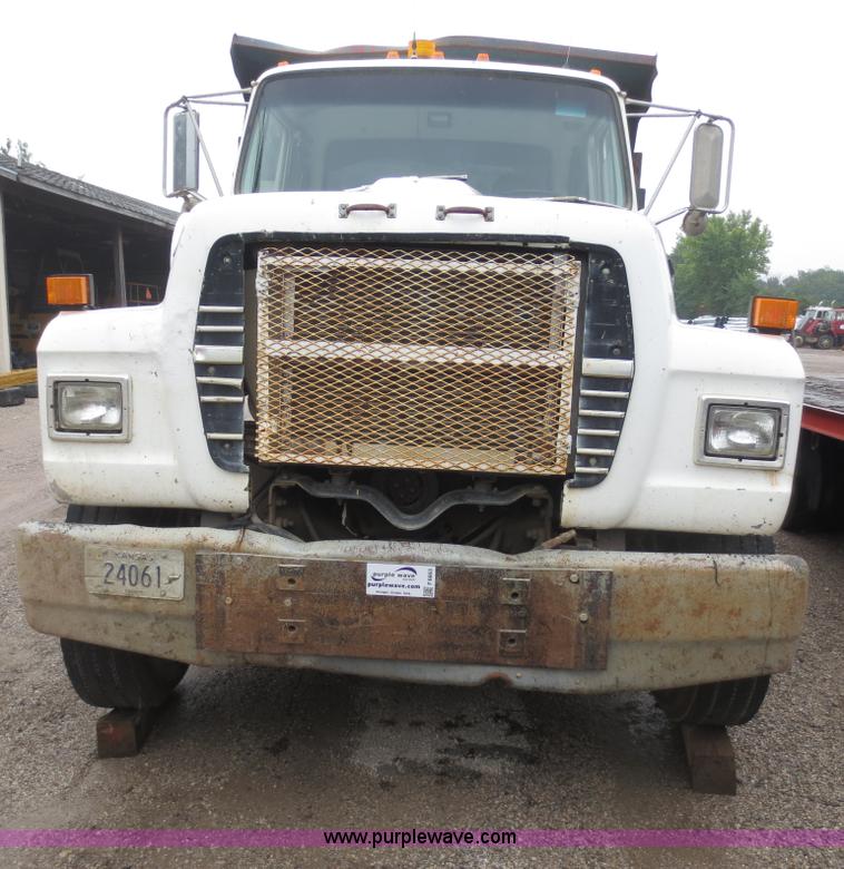 image for item F6663 1994 Ford LT8000 dump truck