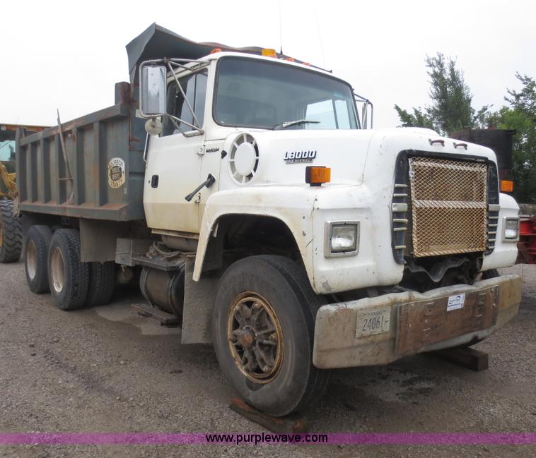 image for item F6663 1994 Ford LT8000 dump truck