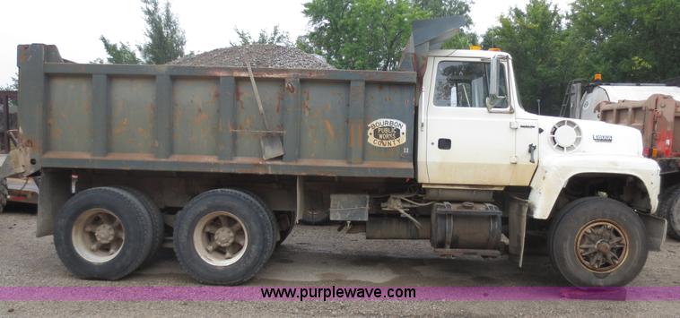 image for item F6663 1994 Ford LT8000 dump truck