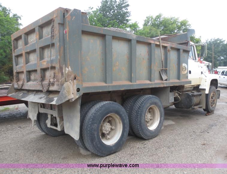 image for item F6663 1994 Ford LT8000 dump truck