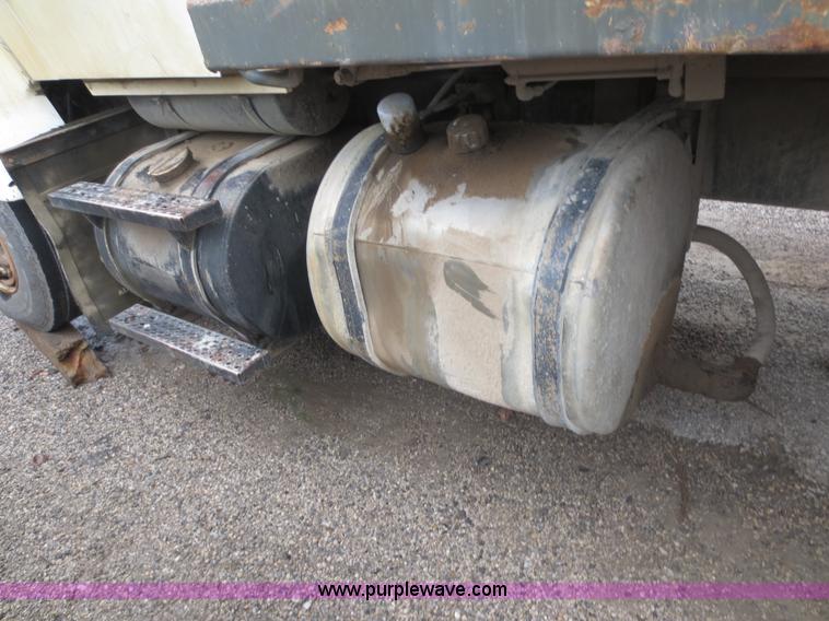 image for item F6663 1994 Ford LT8000 dump truck