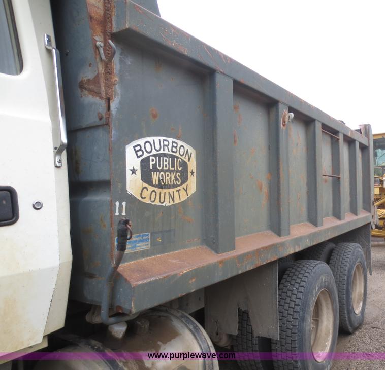 image for item F6663 1994 Ford LT8000 dump truck