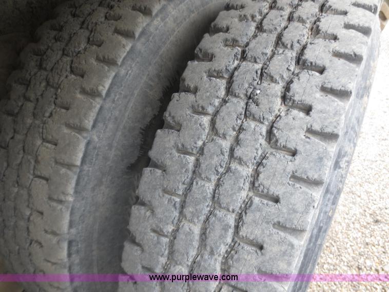 image for item F6663 1994 Ford LT8000 dump truck