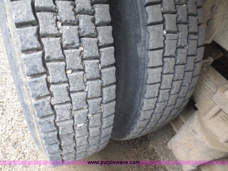 image for item F6663 1994 Ford LT8000 dump truck