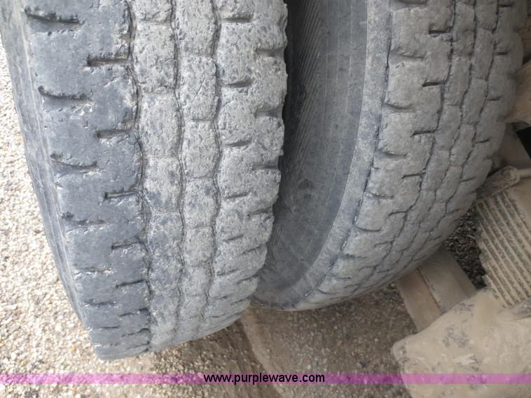 image for item F6663 1994 Ford LT8000 dump truck