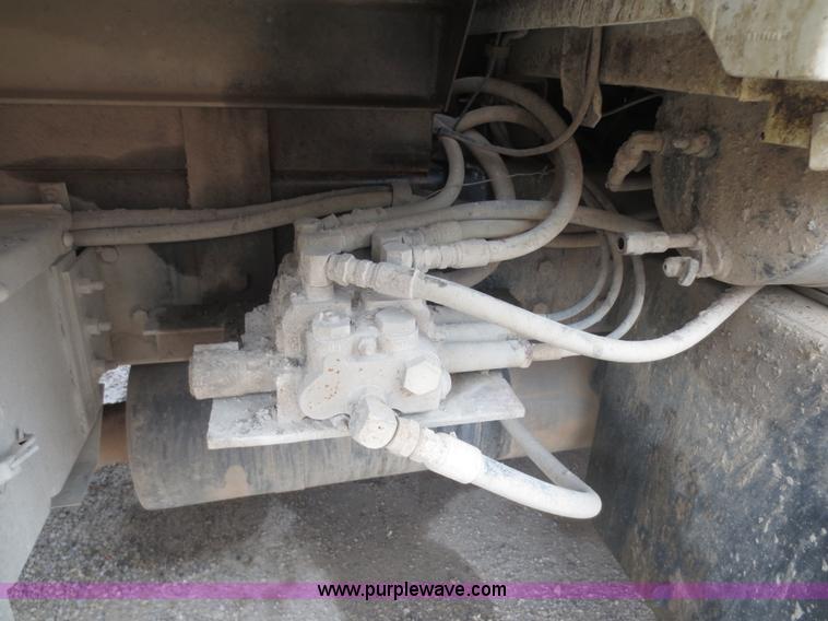 image for item F6663 1994 Ford LT8000 dump truck