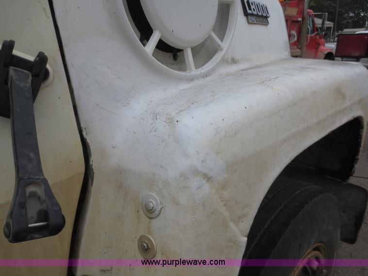 image for item F6663 1994 Ford LT8000 dump truck