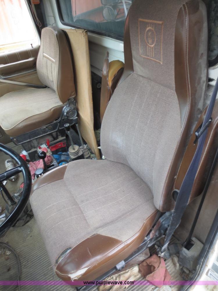 image for item F6663 1994 Ford LT8000 dump truck