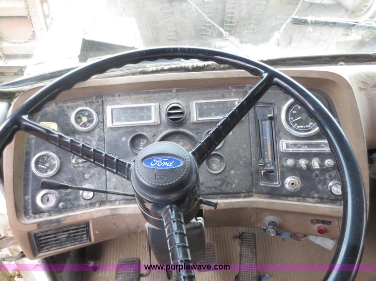 image for item F6663 1994 Ford LT8000 dump truck