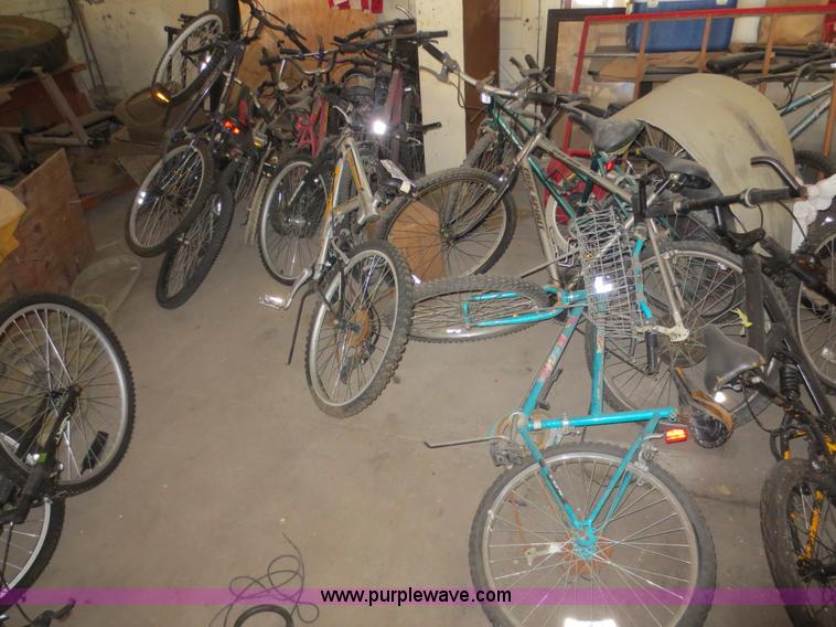 image for item F6666 Approximately 17 bycicles
