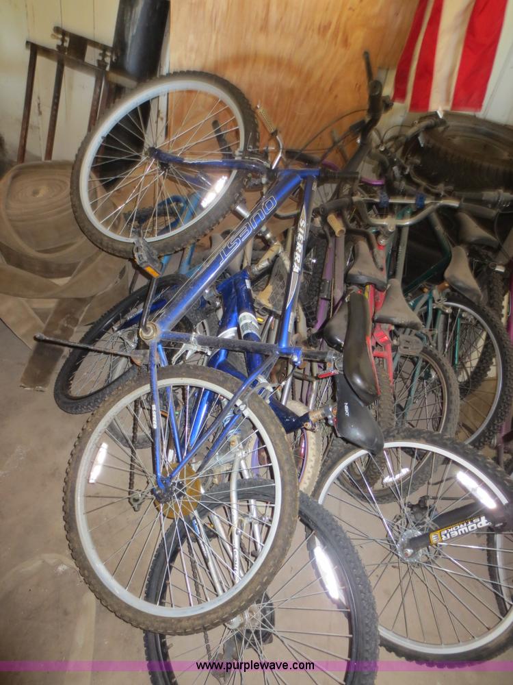 image for item F6666 Approximately 17 bycicles