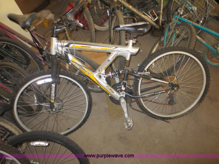 image for item F6666 Approximately 17 bycicles
