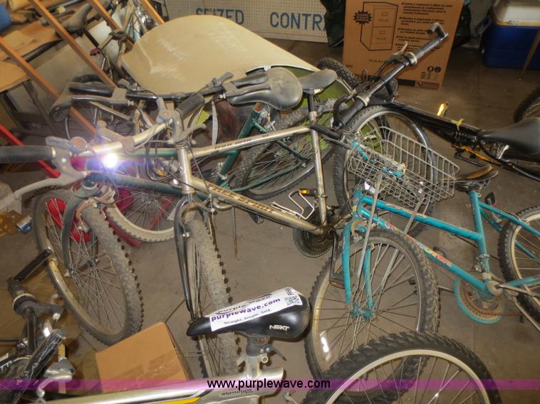 image for item F6666 Approximately 17 bycicles