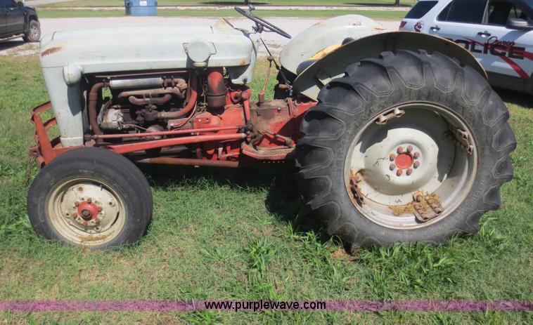 image for item F6669 Ford 800 tractor