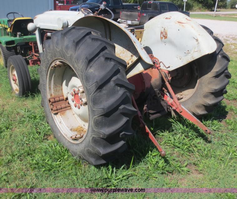 image for item F6669 Ford 800 tractor