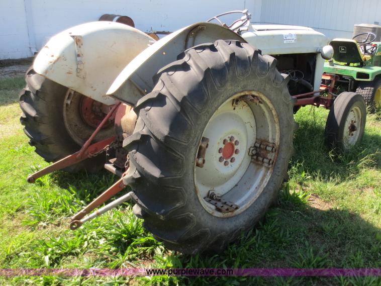 image for item F6669 Ford 800 tractor