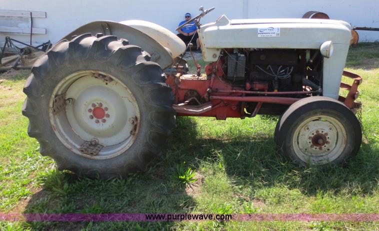 image for item F6669 Ford 800 tractor