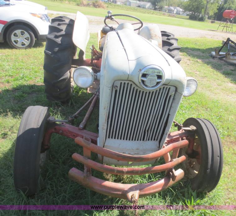 image for item F6669 Ford 800 tractor