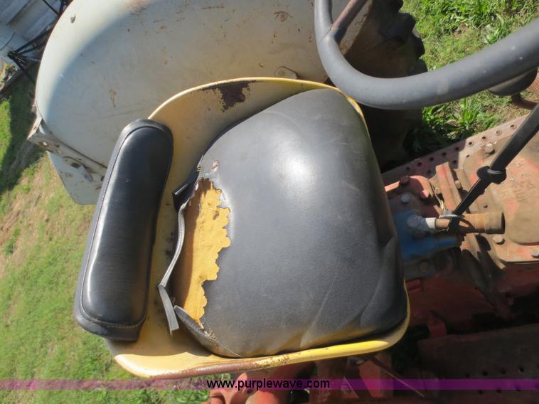 image for item F6669 Ford 800 tractor