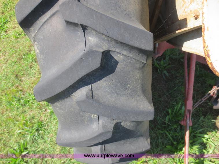 image for item F6669 Ford 800 tractor