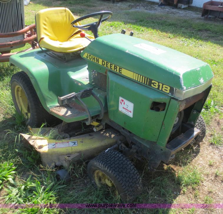 image for item F6670 John Deere 318 lawn tractor