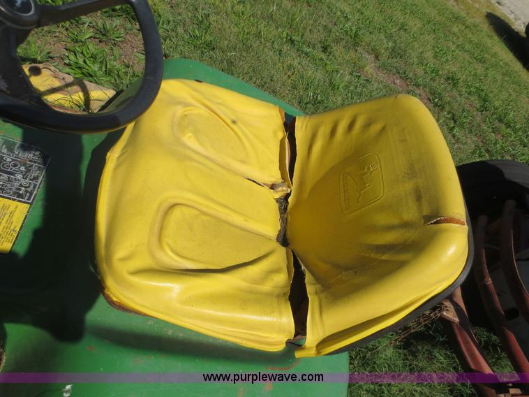 image for item F6670 John Deere 318 lawn tractor