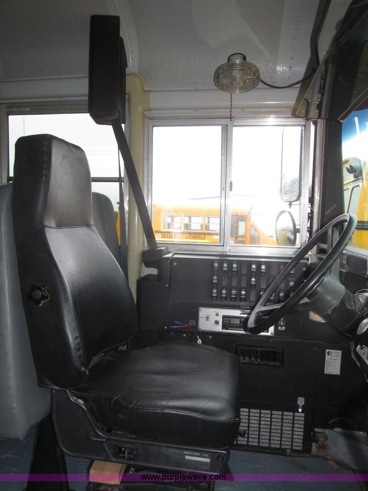 image for item F7123 1997 Ford Thomas B800 school bus