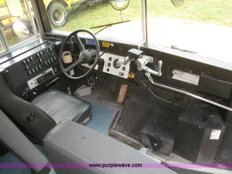 image for item F7123 1997 Ford Thomas B800 school bus
