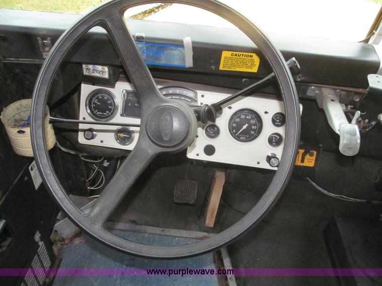 image for item F7123 1997 Ford Thomas B800 school bus