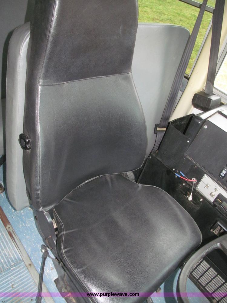 image for item F7123 1997 Ford Thomas B800 school bus