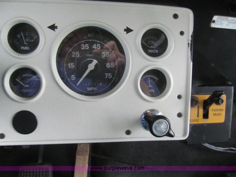 image for item F7123 1997 Ford Thomas B800 school bus